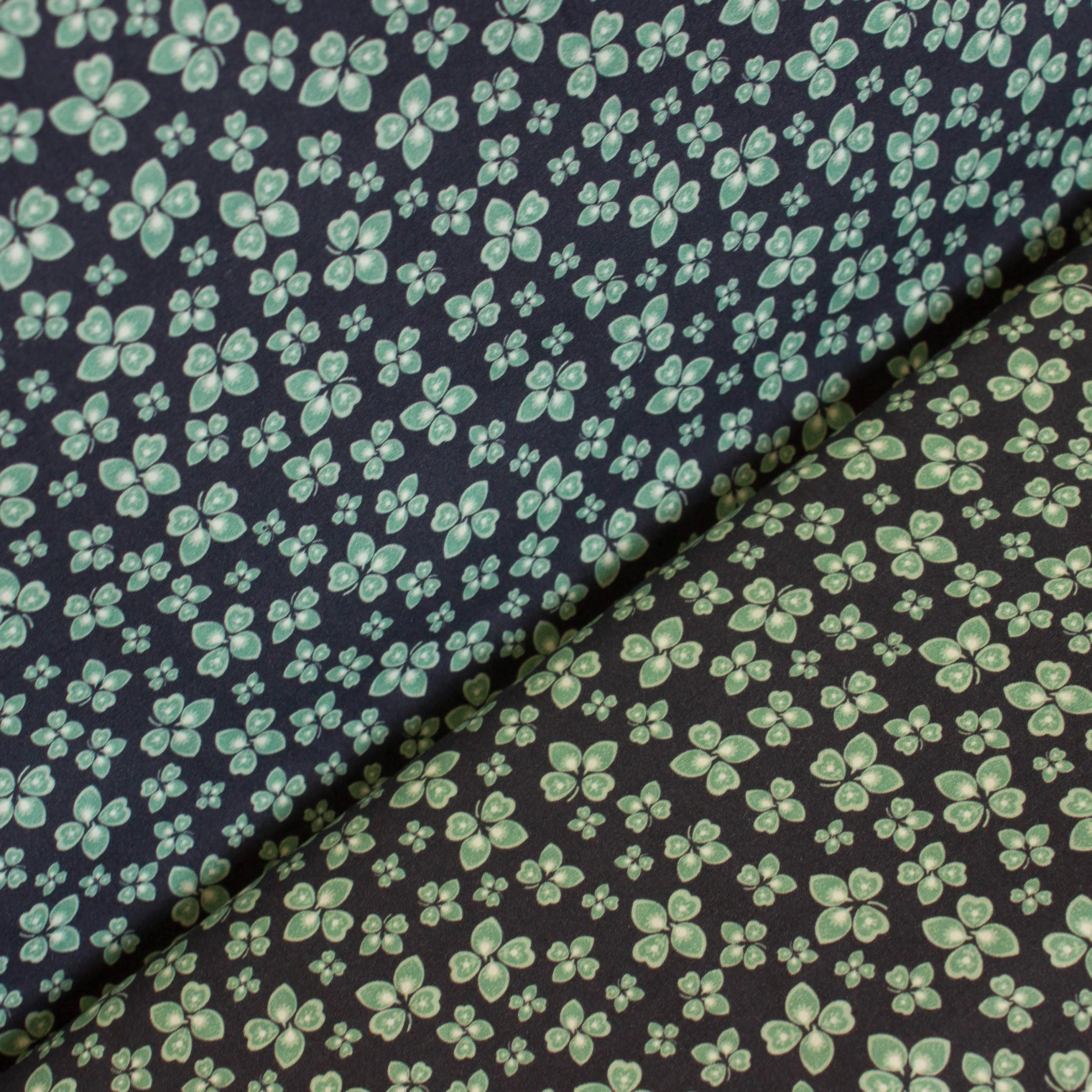 Katoen blauw met groene klavertjes vier
